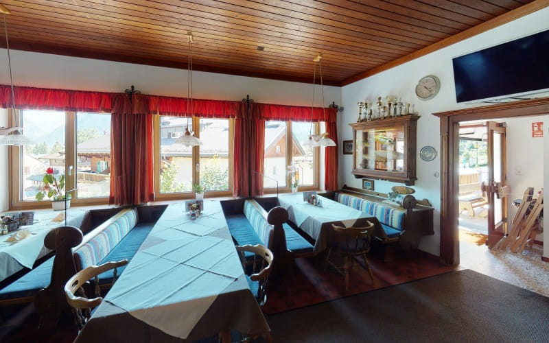 forellenstubeloferlivingroom1.jpg