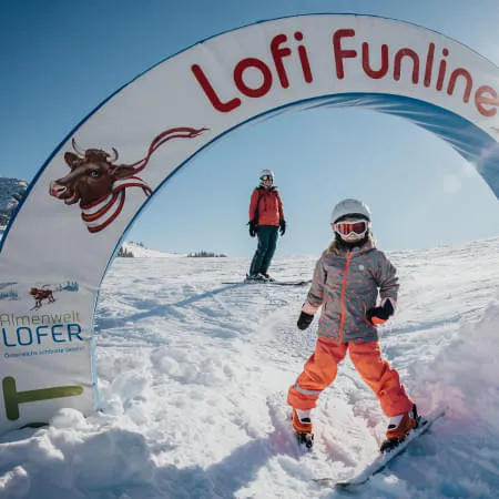 Lofer_Almenwelt_Lofer_Lofi_Funline_Kind_mit_Mama_c_Salzburger_Saalachtal_Tourismus_Urheber_Katrin_Kerschbaumer